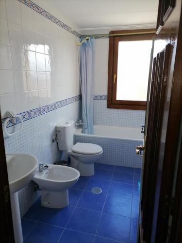 uma casa de banho com 2 lavatórios, um WC e uma banheira em capricho 2 asturias COLOMBRES em Ribadedeva