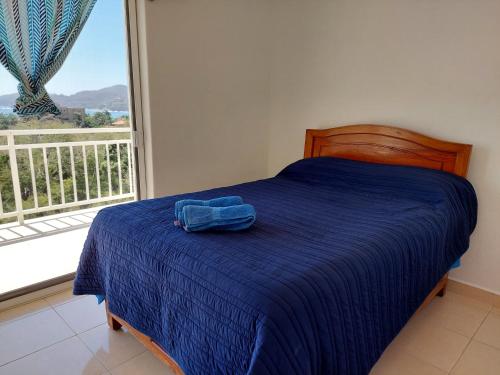 Tempat tidur dalam kamar di Sunset House Zihuatanejo