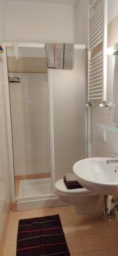 La salle de bains est pourvue d'une douche, de toilettes et d'un lavabo. dans l'établissement Eden 22, à Camporosso