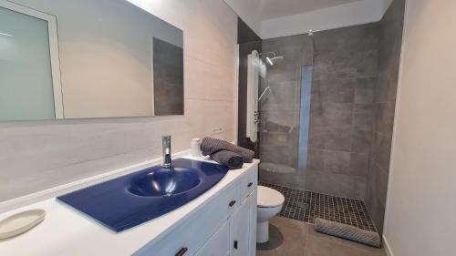 a bathroom with a blue sink and a shower at Casa Villamaravilla II, Isla de El Hierro in Frontera