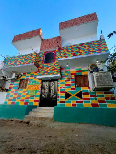 Jamaica Guest House في أسوان: منزل مدهون وبلاط ملون عليه