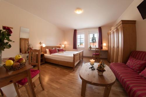 a living room with a bed and a couch at Ringhotel Lutherhotel Eisenacher Hof in Eisenach