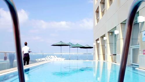 Πισίνα στο ή κοντά στο 8 Hotel Apartment Short Time TLV BAT YAM