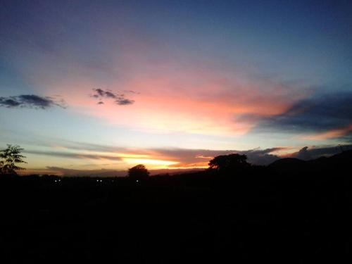 a sunset with the sun setting in the sky at Apartamento Vacacional Flandes in Flandes