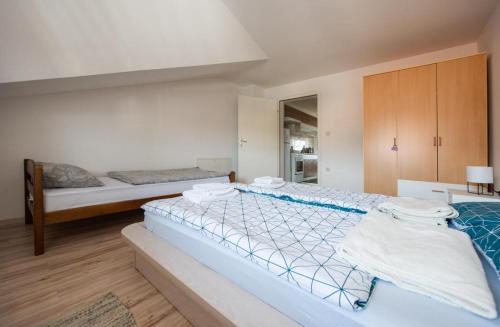 1 dormitorio grande con 2 camas. en Apartman Luca, en Livno