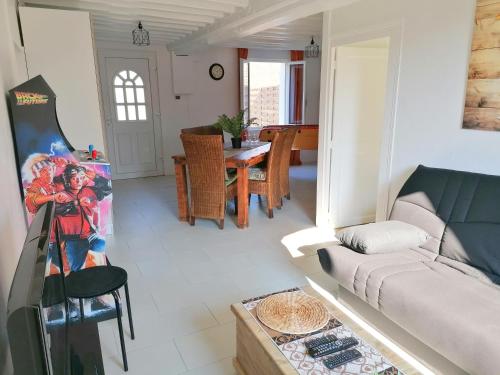 un salon avec un canapé et une table dans l'établissement LE COCOON D'ANNABELLE - JOLIE MAISON avec JEUX ET GRAND JARDIN, à Pierrefitte-sur-Sauldre
