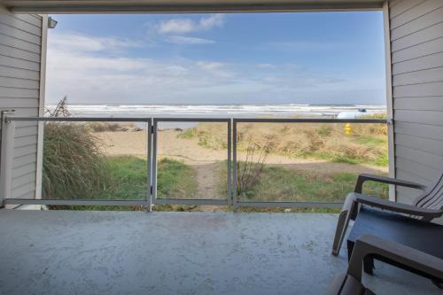 a screened porch with a view of the beach at Rockaway beach vibes,Waterfront Oceanfront Rockaway Beach House near Downtown,WIFI, Washer Dryer in Rockaway Beach