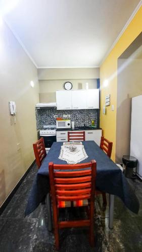 a kitchen with a blue table and chairs in a room at Providencia alquiler temporario-turístico in Paraná