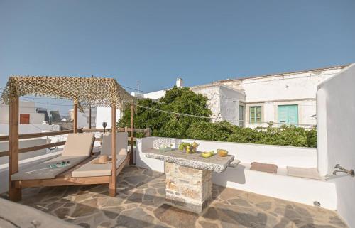 A balcony or terrace at Memorias Sangri Naxos