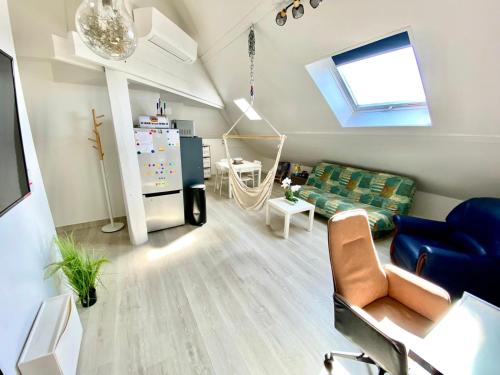 un salon avec un canapé et une table dans l'établissement Appartement vue sur les étoiles, à Charleville-Mézières