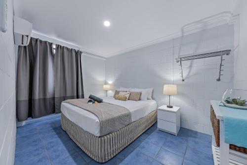 Кровать или кровати в номере Airlie Sun & Sand Accommodation #5