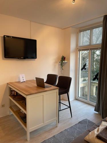 an office with a desk and a laptop on a wall at Residenz am Kurpark - Ferienwohnungen in zentraler Lage I Privatparkplatz in Bad Rothenfelde