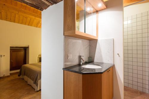 ein Bad mit einem Waschbecken und ein Bett in einem Zimmer in der Unterkunft Casa Cristina in Ripabottoni