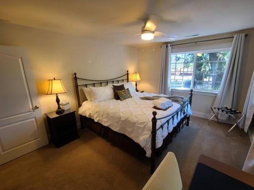Un dormitorio con una cama grande y una ventana. en Sonoma Creek Retreat NEW LISTING, en Kenwood