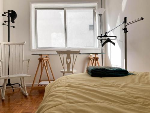 1 dormitorio con 1 cama, ventana y telescopios en Beach Lovers Surf House - Aveiro - Praia da Barra, en Praia da Barra