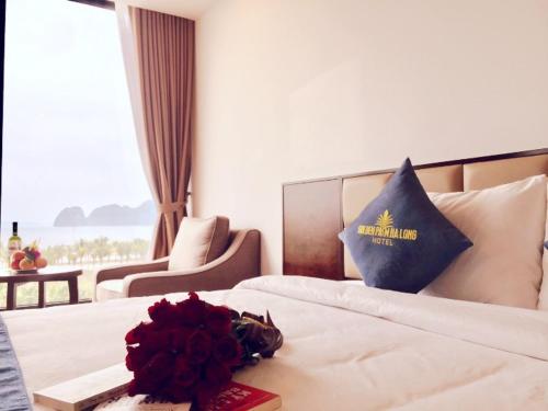 Ein Bett oder Betten in einem Zimmer der Unterkunft Golden Palm HaLong Hotel