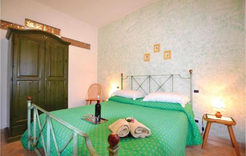a bedroom with a green bed with a bottle of wine at Seroa in Vernazza