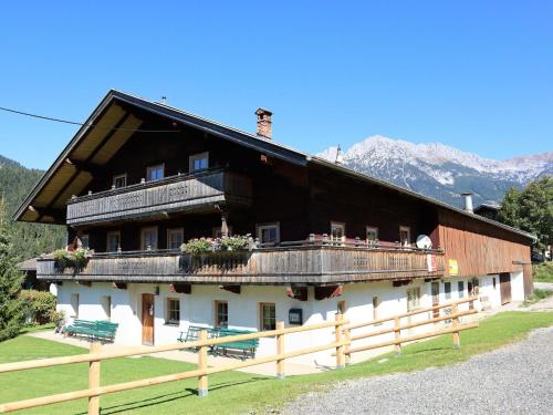 Ein allgemeiner Bergblick oder ein Berglick von des Ferienhauses aus