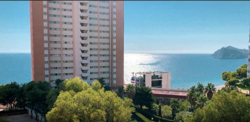 un gran edificio de apartamentos junto al océano en Provima B, en Benidorm