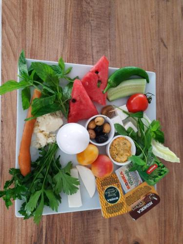 ein Teller mit Obst und Gemüse auf einem Tisch in der Unterkunft Luna Piena Hotel in Anamur