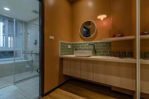 a bathroom with a sink and a mirror at 茉白電梯民宿Bed and Breakfast Elevator 花蓮夜市電梯包棟 in Hualien City