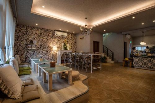 ein Wohnzimmer mit einem Sofa und einem Tisch in der Unterkunft 茉白電梯民宿Bed and Breakfast Elevator 花蓮夜市電梯包棟 in Hualien