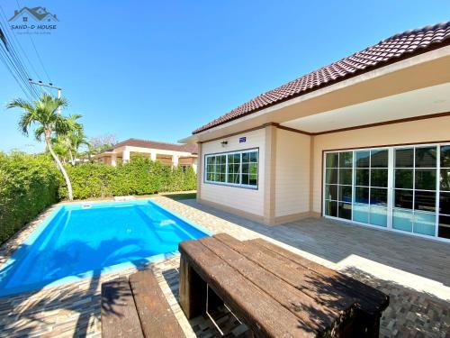 בריכת השחייה שנמצאת ב-Sand-D House Pool villa B30 at Rock Garden Beach Resort Rayong או באזור