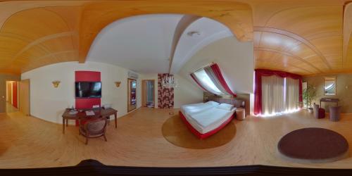 Televisyen dan/atau pusat hiburan di Hotel l'adresse garni