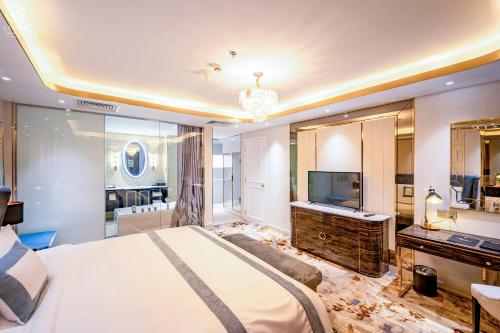TV a/nebo společenská místnost v ubytování La Vela Saigon Hotel