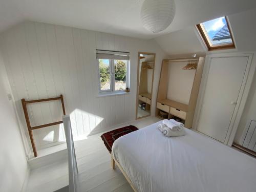 A bed or beds in a room at Cheerful one bedroom cottage in Mousehole.