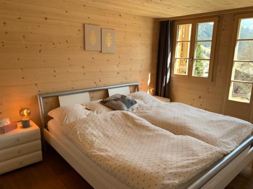 Postel nebo postele na pokoji v ubytování Büehl Lenk
