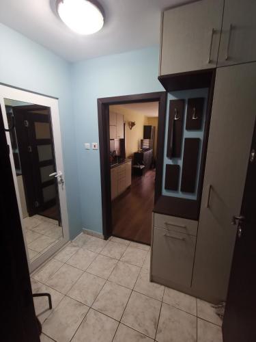 um quarto com uma cozinha e uma sala de estar em Двустаен апартамент в центъра на гр. Бургас em Burgas