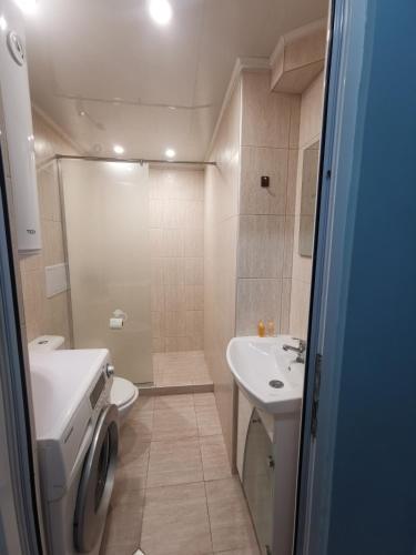 uma casa de banho com um WC e um lavatório em Двустаен апартамент в центъра на гр. Бургас em Burgas