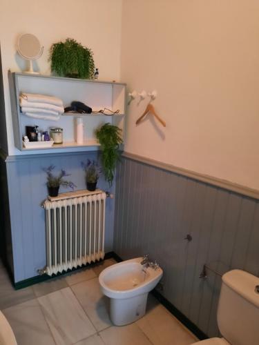 a bathroom with a toilet and a radiator at Pension Jean Franco room Dylano in Purchena