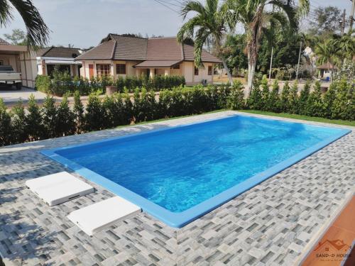 בריכת השחייה שנמצאת ב-Sand-D House Pool Villa A3 at Rock Garden Beach Resort Rayong או באזור