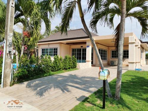 una casa con un parquímetro delante de ella en Sand-D House Pool Villa A3 at Rock Garden Beach Resort Rayong en Mae Pim