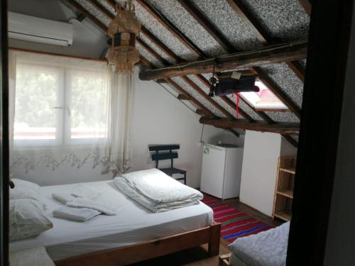 1 dormitorio con cama y ventana en Ecer Pansiyon, en Kusadasi