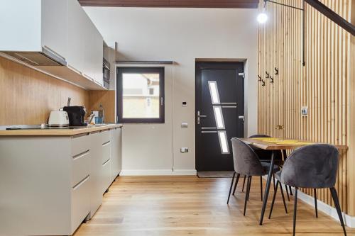 Kuchyň nebo kuchyňský kout v ubytování Apartament CITY la casa PIANO HOUSE ,cu parcare