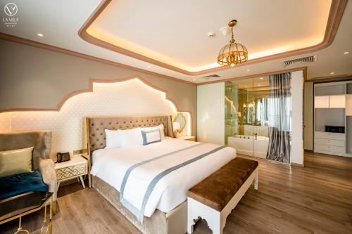 Postel nebo postele na pokoji v ubytování La Vela Saigon Hotel