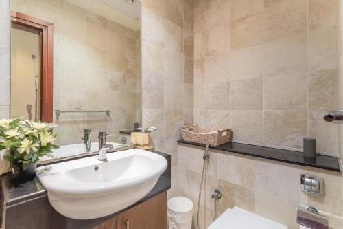 Kylpyhuone majoituspaikassa HiGuests - Spacious Apartment next to Dubai Harbour & Marina