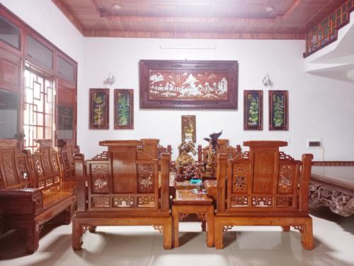 a group of chairs and tables in a room at HAI DANG HOTEL in Xóm Ðé
