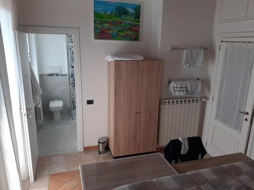 een kamer met een badkamer met een wastafel en een toilet bij b&b villa bucceri in Cardano al Campo