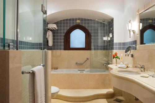 Koupelna v ubytování Movenpick Resort Sharm El Sheikh