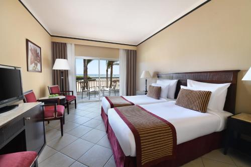 Ένα ή περισσότερα κρεβάτια σε δωμάτιο στο JAZ Mirabel Resort