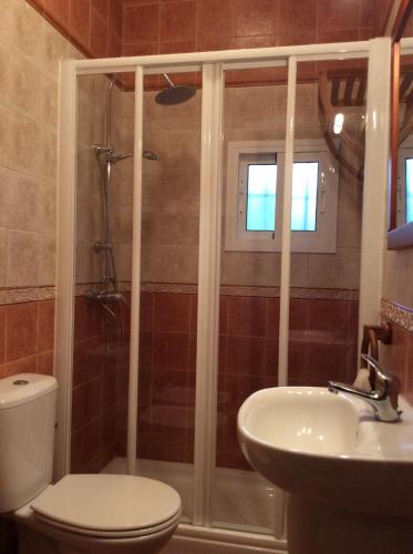 ein Bad mit einer Dusche, einem WC und einem Waschbecken in der Unterkunft Alojamiento Rural VillaSol in La Piedra de la Sal