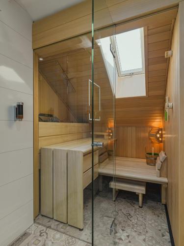 eine Sauna mit Glasdusche in einem Zimmer in der Unterkunft BS Boutique Hotel in Heidelberg