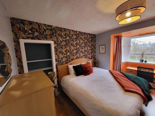 1 dormitorio con cama y ventana en 4 Bedroom Apts at Sensational Stay Serviced Accommodation Aberdeen- Powis Crescent en Aberdeen