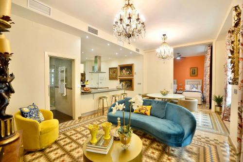 uma sala de estar com um sofá azul e cadeiras amarelas em Classic and Luxury- 2Bd 2Bth- Sierpes em Sevilha