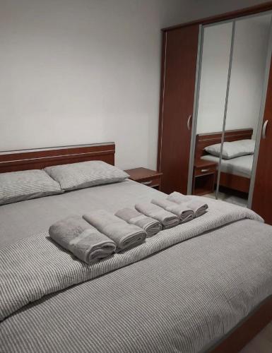 Ένα ή περισσότερα κρεβάτια σε δωμάτιο στο TALINA Apartament