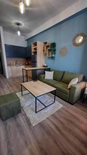 Una sala de estar con un sofá y una mesa de café. en Tsaxkadzor, Kechi House ap 26, en Tsaghkadzor
